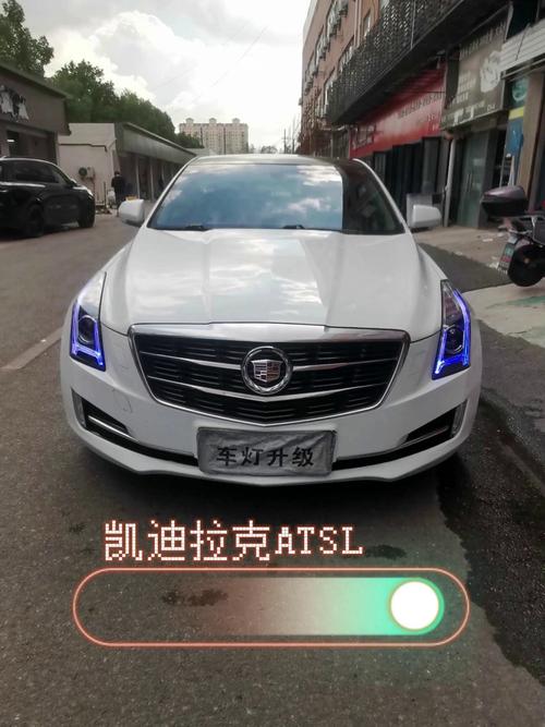 车主小陈刚加班结束,雨刮器嘶哑作响,大灯照出的光斑散得像打翻的牛奶